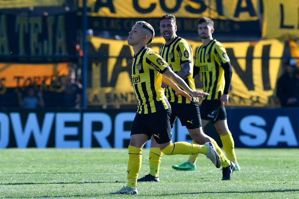 Leonardo Fernández celebra su gol para Peñarol ante Danubio