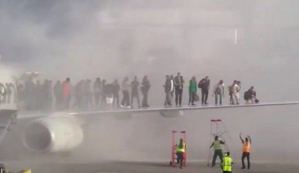 Avión de American Airlines se incendia en aeropuerto de Denver