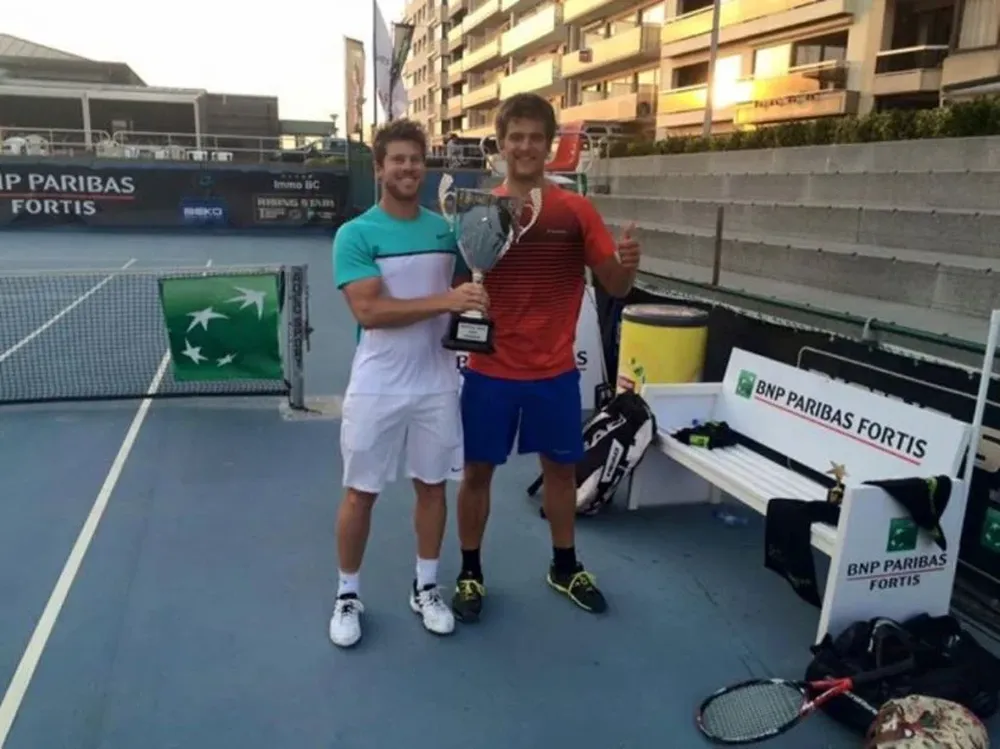 Ariel Behar y su compañero con la copa