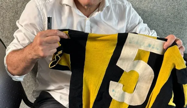 Jorge Goncálvez con la 5 de Peñarol