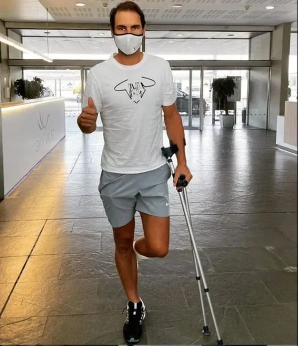 Rafael Nadal camina con muletas debido al tratamiento en su pie izquierdo
