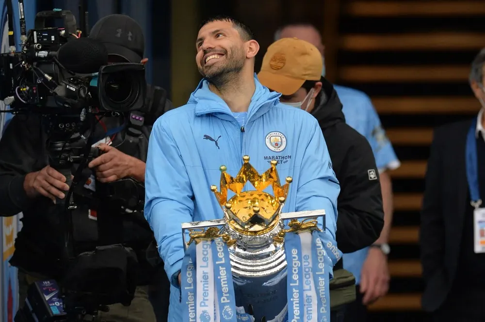 Sergio Agüero con la copa de la Premier League