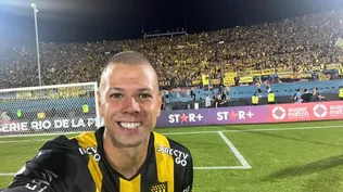 Léo Coelho en su único clásico jugado con Peñarol