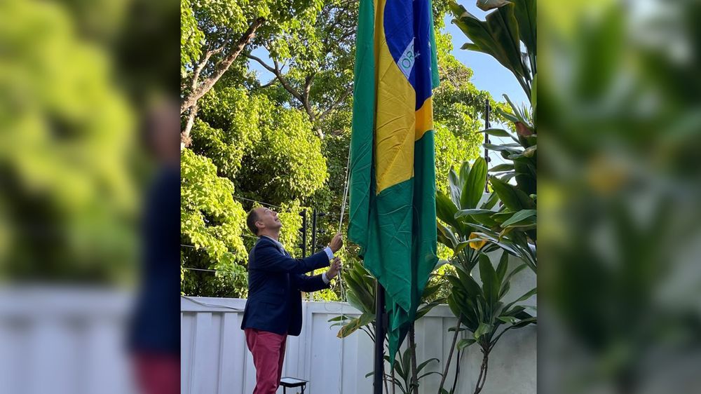 Bandera de Brasil en la Embajada Argentina