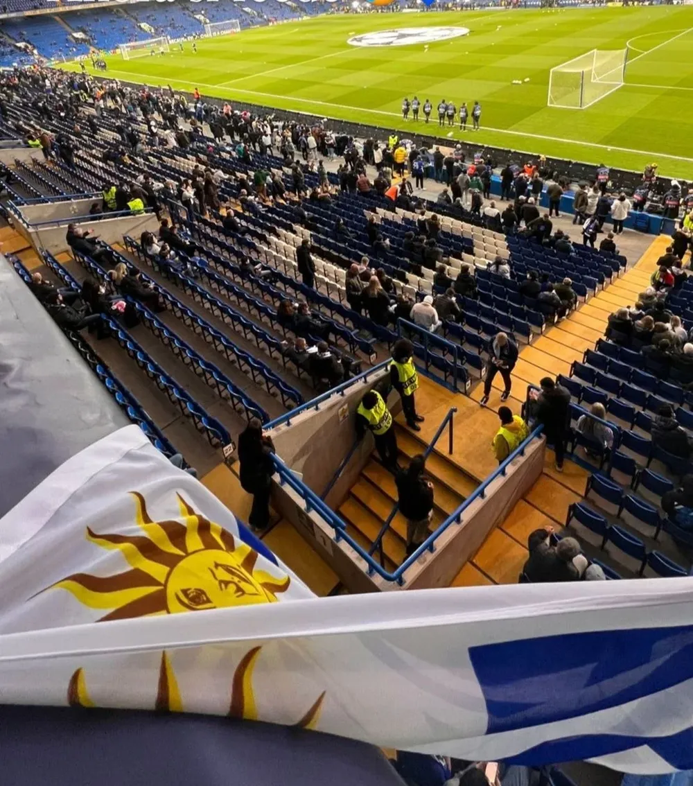 La bandera uruguaya en Stamford Bridge