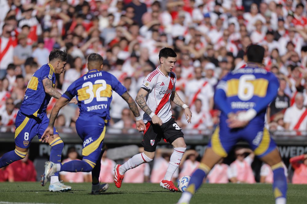 Franco Mastantuono de River Plate disputa el balón con Ayrton Costa de Boca Juniors en el clásico del Torneo Apertura de Argentina