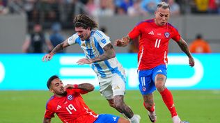 Eduardo Vargas y Marcos Bolados de Chile, contra Rodrigo De Paul de Argentina.