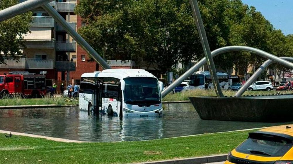 Un autobus fue a parar al medio de la fuente.&nbsp;