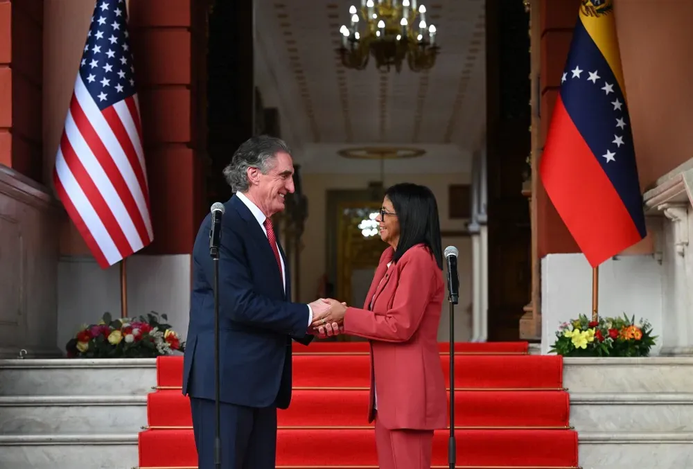 Delcy Rodríguez y el secretario del Interior Doug Burgum