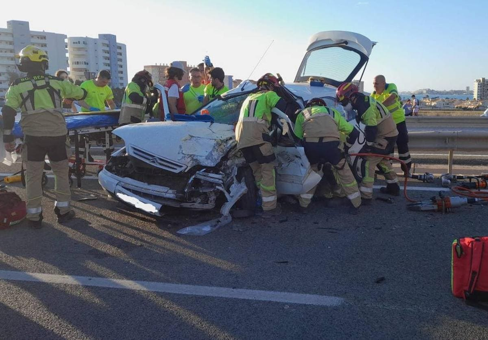 La policía trabaja sobre el coche en el que viajaban los ancianos.
