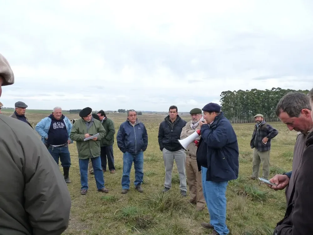 El ministro Tabaré Aguere y una buena concurrencia evaluaron los campos de recía