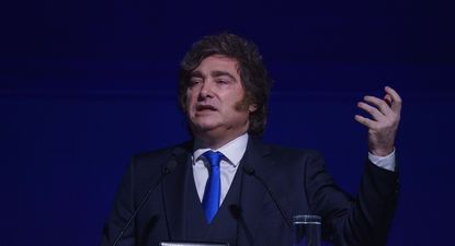 Javier Milei capitaliza al electorado indeciso, pero su imagen negativa sigue siendo débil. El caso Adorni empeora la situación.