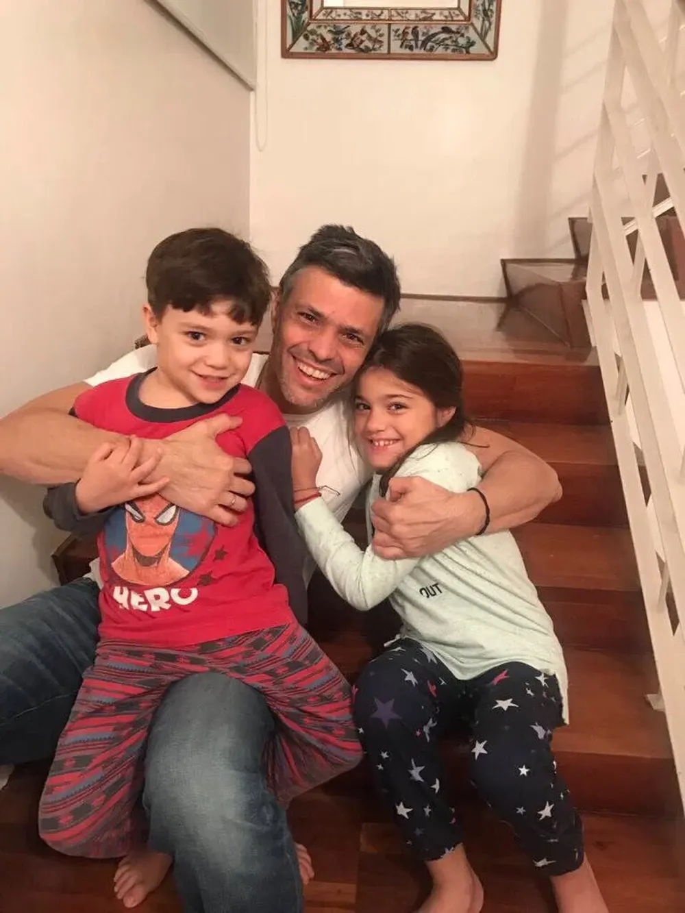Leopoldo López ya en su casa junto a sus hijos