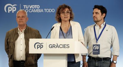 La cabeza de lista del Partido Popular a las elecciones europeas, Dolors Montserrat, con Santi Rodríguez y Manu Reyes