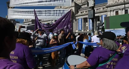 El color y entusiasmo de los seguidores de Milei frente al Congreso