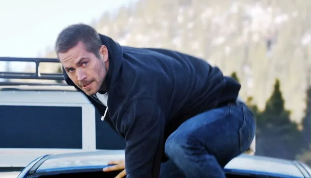 Rápidos y Furiosos 7 ha sido elogiada por sus altas dosis de entretenimiento y su sentido homenaje a Paul Walker