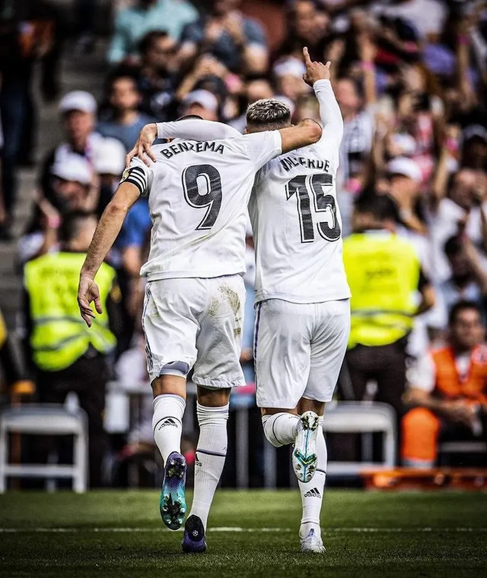 Federico Valverde y Karim Benzema en un festejo en conjunto con Real Madrid; una de las fotos que compartió el uruguayo