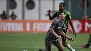 Cristóforo es fauleado por Everaldo