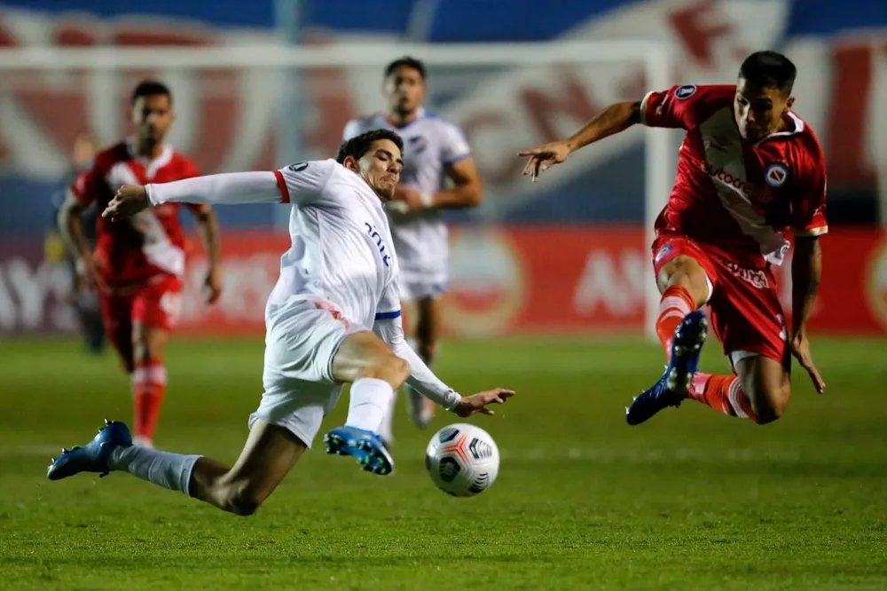 Nicolás Marichal, joven zaguero de Nacional, frente a Argentinos Juniors