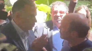 Nacho Álvarez interceptó a Orsi a la salida de una conferencia y el candidato lo esquivó: No sos tan importante