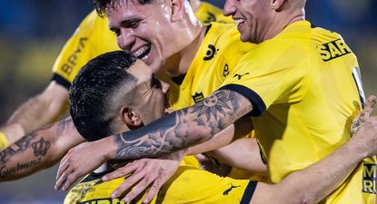 Leonardo Fernández celebra con Franco González su golazo de tiro libre para Peñarol ante Progreso