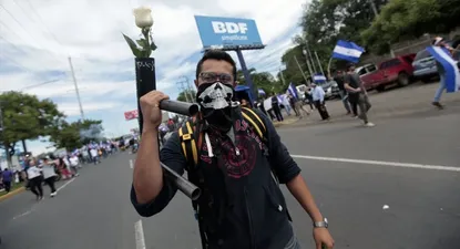 Manifestante protestando contra el gobierno de Daniel Ortega