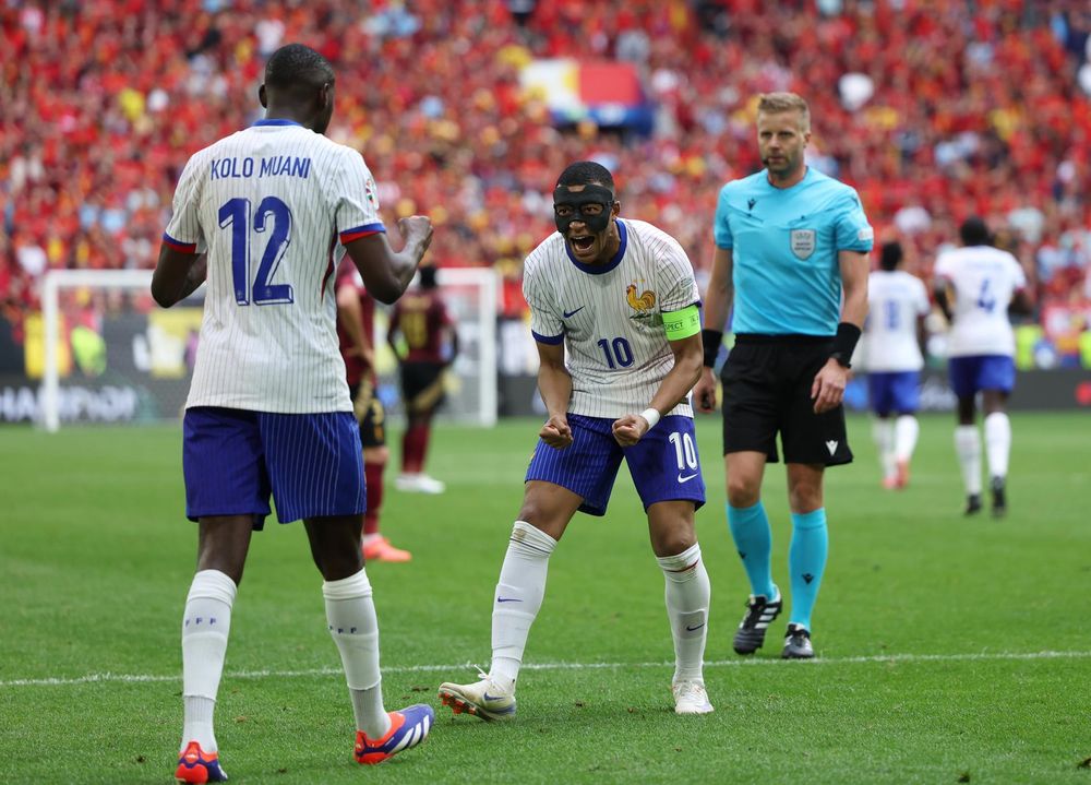 Randal Kolo Muani celebra junto a Kylian Mbappe