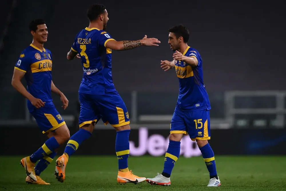 ¡Qué golazo! Le dicen sus compañeros