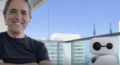 El dirigente de Peñarol, Guillermo Varela y William, el robot socio de Peñarol