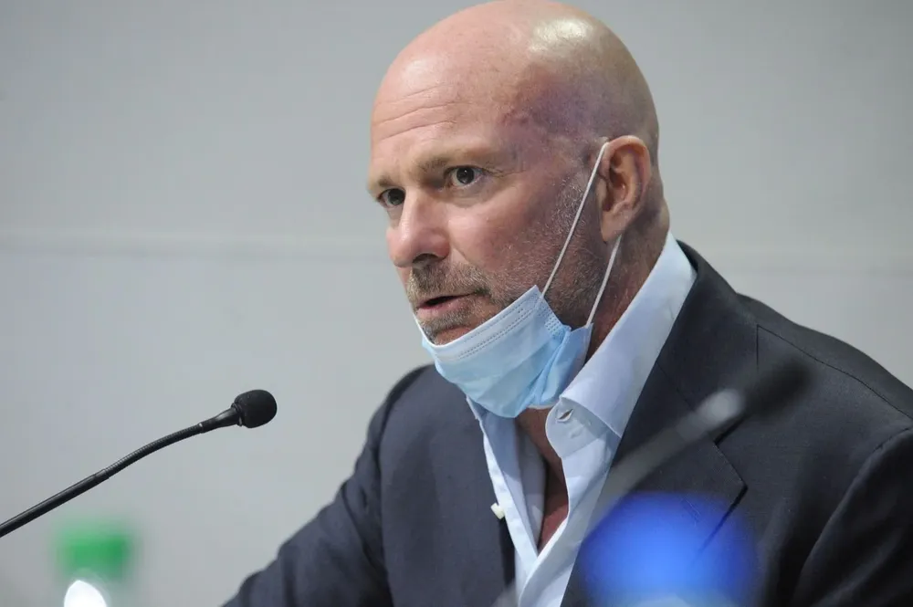 Giussepe Cirpriani en la firma de la concesión de la construcción del hotel con casino en Punta del Este