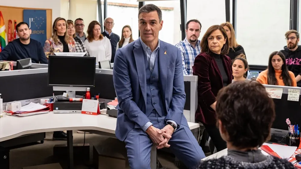 El secretario general del PSOE, Pedro Sánchez, visita la sede de Ferraz para dar su ánimo a los trabajadores de la sede después de las manifestaciones frente a ella.