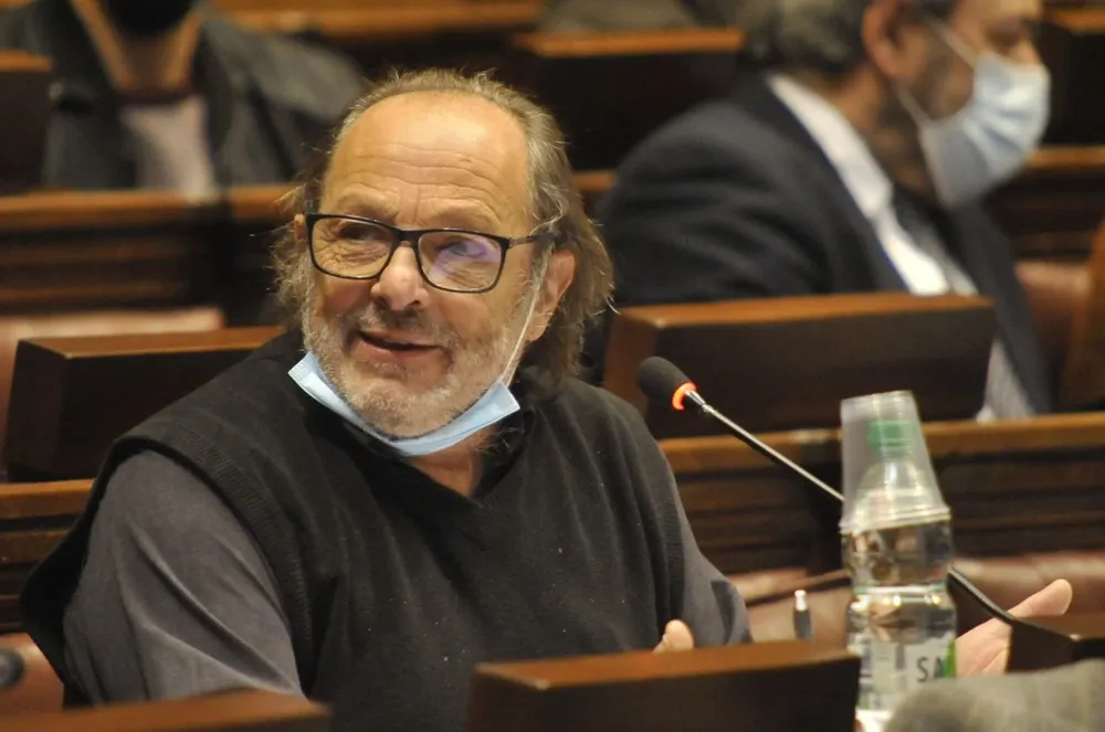 Daniel Olesker cuestionó las proyecciones del equipo económico.