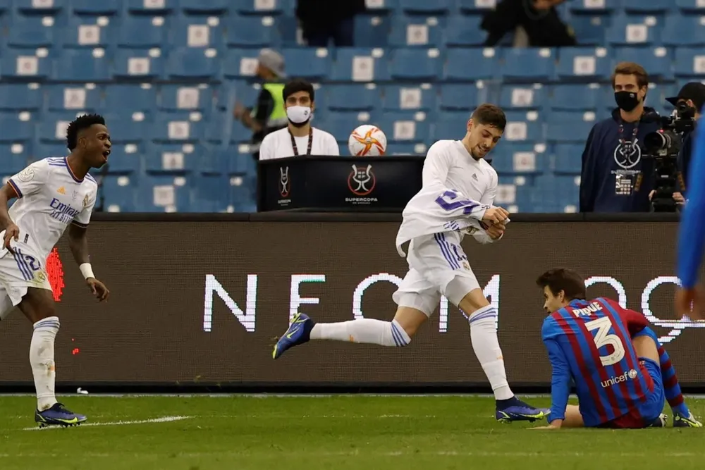 Federico Valverde celebra su gol ante Gerard Piqué de Barcelona
