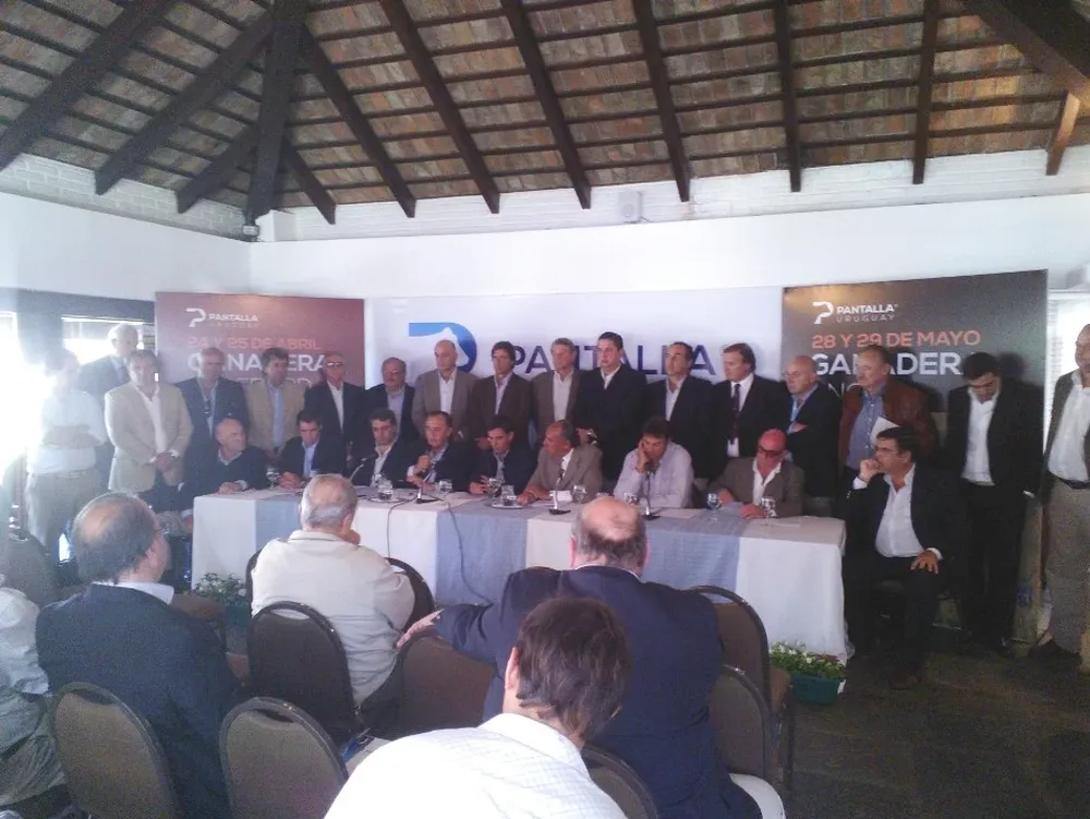 Integrantes de la Sociedad de Criadores de Hereford, de Pantalla Uruguay, de Estudio 3000 y de banco Itaú