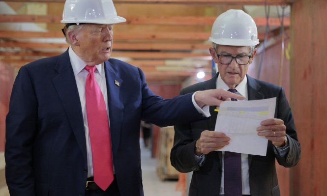 Trump y Powell durante la visita a las obras de remodelación de la Fed