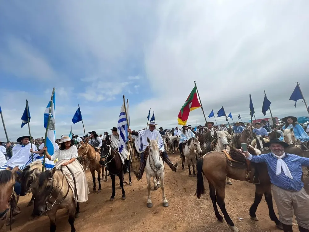Llegada a caballo de varios militantes del Partido Nacional a la marcha