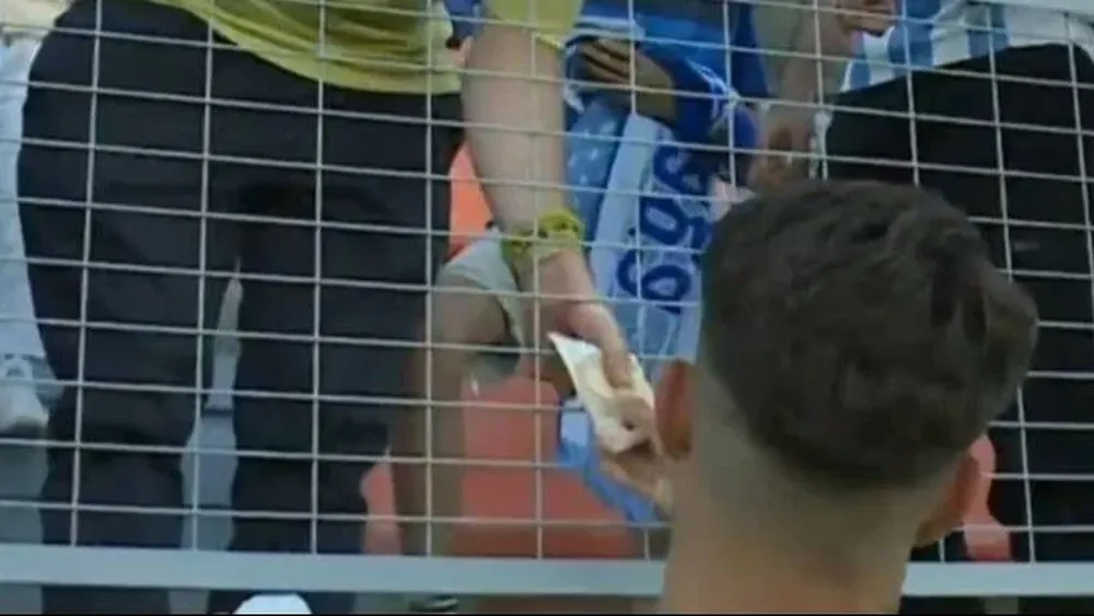 Dani Lorenzo recibe los € 50 por la camiseta