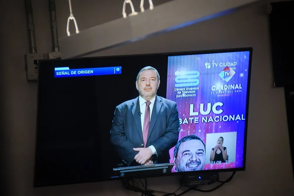 Mario Bergara durante un debate por la LUC