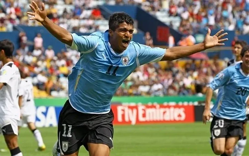 Rodrigo Aguirre nació el1º de octubre de 1994. Es delantero y juega en Liverpool.