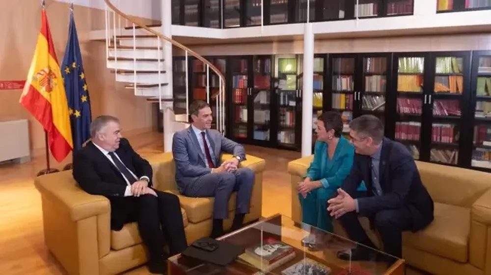 Pedro Sánchez, en el Congreso con los dirigentes de EH Bildu.