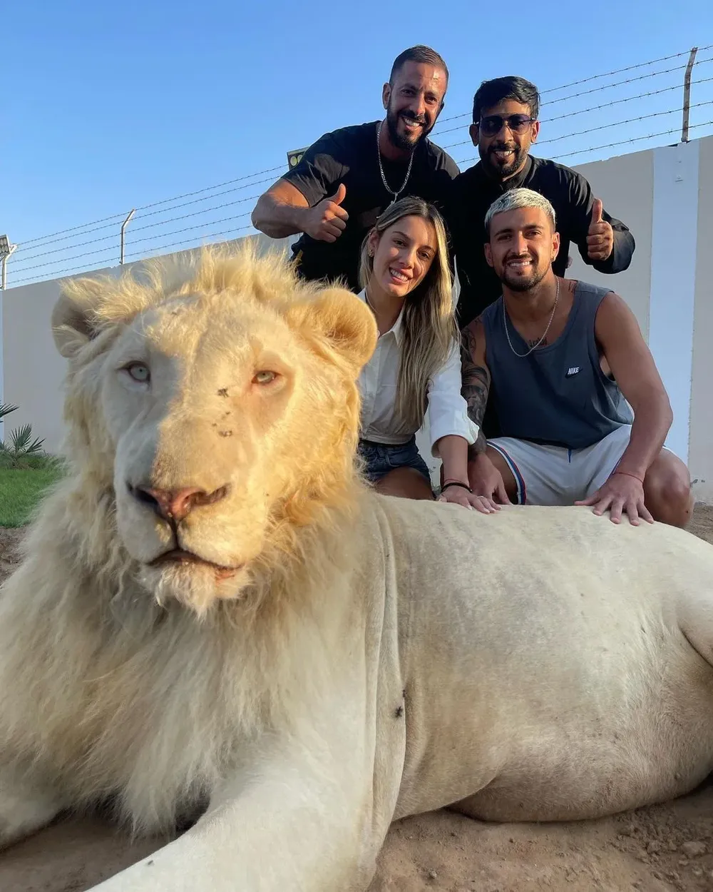 Giorgian De Arrascaeta y su pareja siguen en Dubái y estuvieron con un león blanco