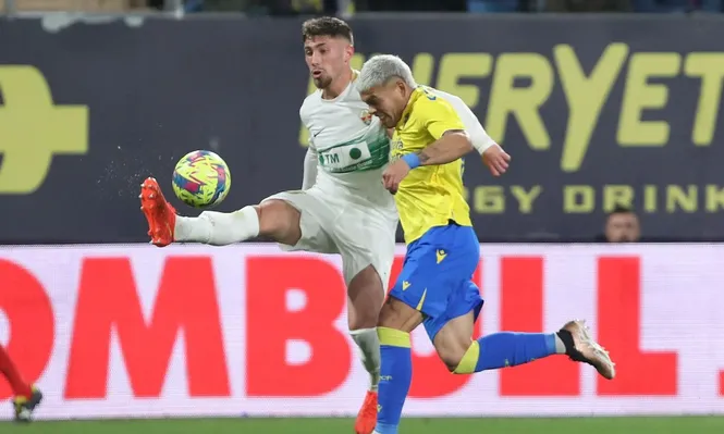 Ocampo apurando a José Ángel Carmona