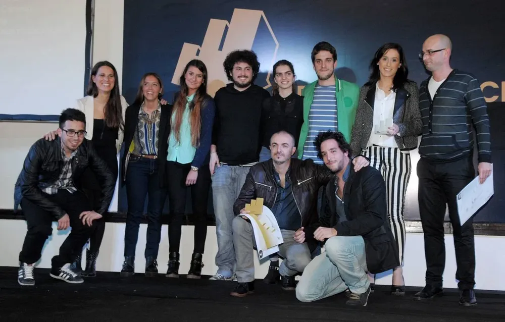 El equipo de Corporación/JWT recibiendo un premio