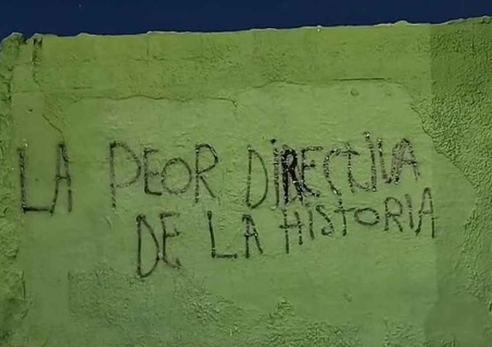 Pintadas contra los dirigentes