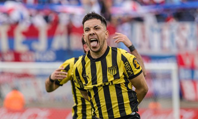 Leonardo Fernández festeja su golazo para Peñarol ante Nacional en la final del Torneo Intermedio