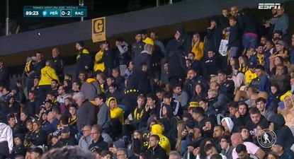 Hinchas de Peñarol dejando el Campeón del Siglo
