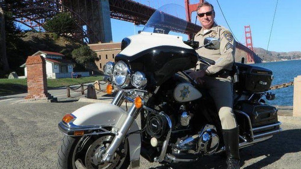 A Kevin Briggs, agente jubilado de la Patrulla de Carreteras de California, se le atribuye haber disuadido a unas 200 personas de saltar desde el puente Golden Gate.
