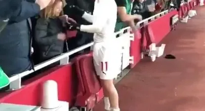 Mire el gesto que tuvo Torreira con una hincha de Arsenal