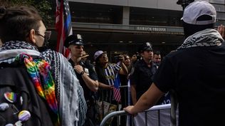 Protesta estudiantil pro-Palestina reciente en la puerta de Baruch College, en Nueva York.