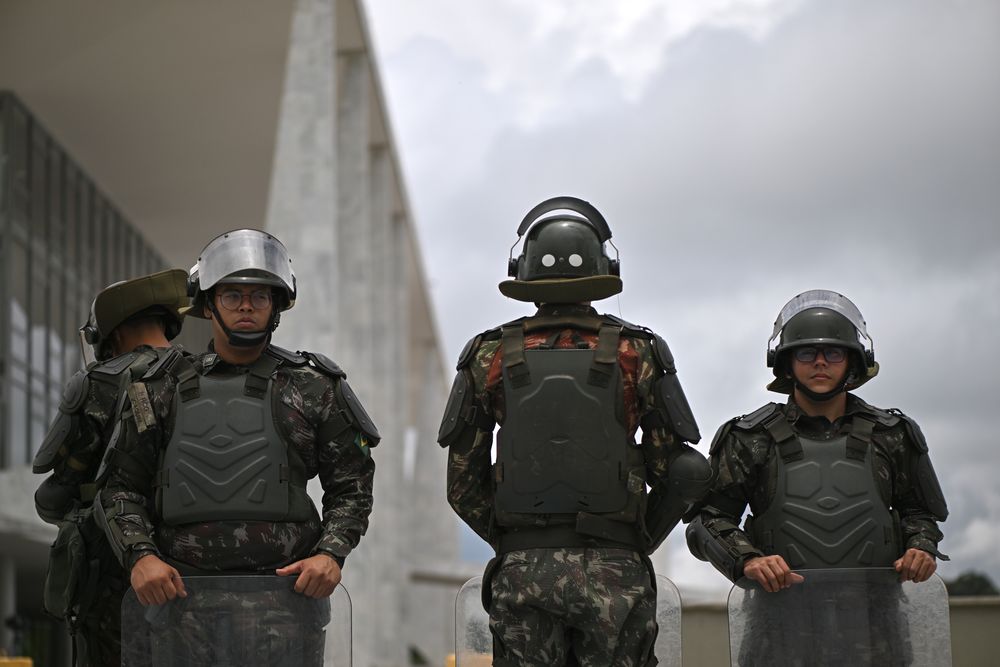 &nbsp;Militares de la tropas de choque del Ejército vigilan cerca de la sede de la Corte Suprema